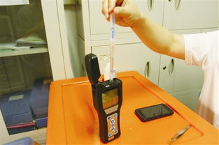 手機表面細菌超標說法熱傳 生活實驗室檢測發現其菌落總數比七成新百元鈔票還多——吃飯時玩手機，白洗手了
